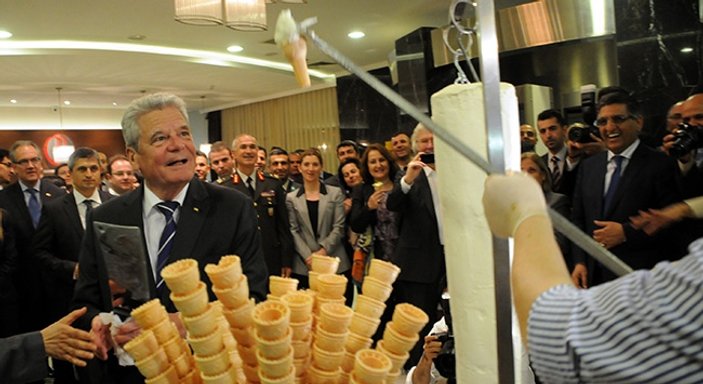 Almanya Cumhurbaşkanına dondurma şakası yapıldı İZLE