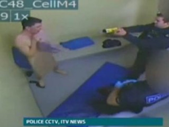 İngiliz polisinden gözaltında elektrikli işkence İZLE