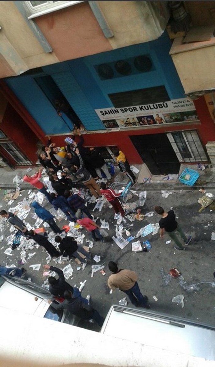 Eylemciler Okmeydanı'nda bir marketi yağmaladı
