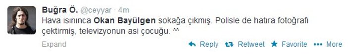 Okan Bayülgen Taksim'de polislerle poz verdi