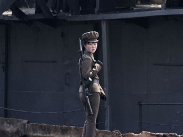 Nöbet tutan Kuzey Koreli kadın asker