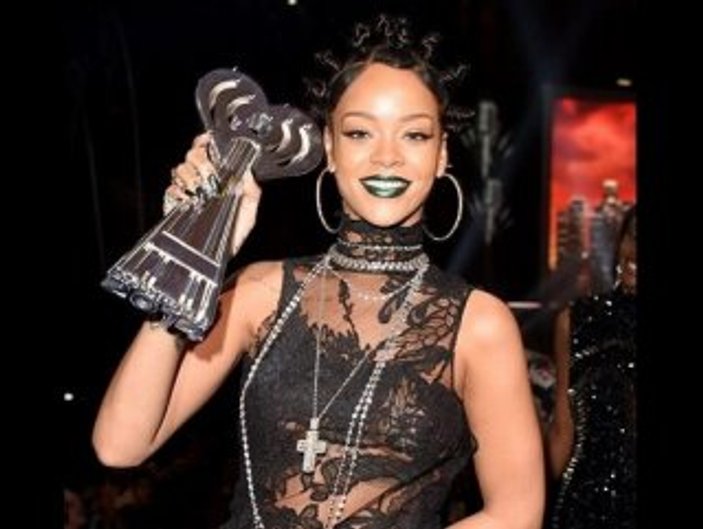Rihanna bir gecede 4 ödül aldı