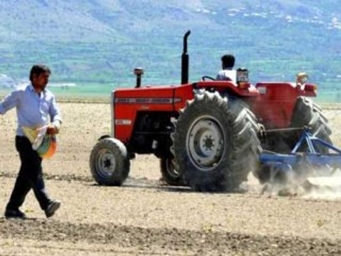 Suların çekildiği Keban Baraj'ında tarlalar ortaya çıktı