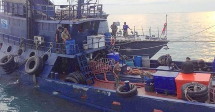 Kaptan mürettebatından 2 kişiyi öldürüp denize attı