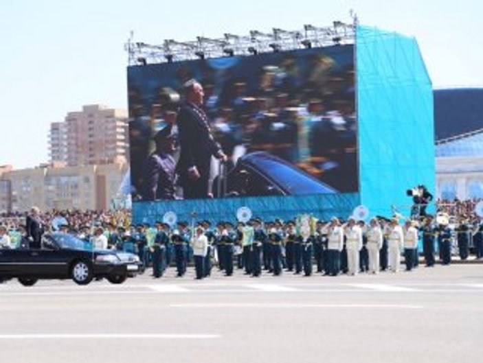 Kazakistan Silahlı Kuvvetleri kuruluşunu törenle kutladı