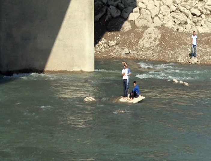 Adana'da 3 genç nehirde mahsur kaldı İZLE