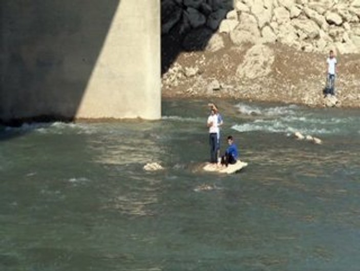 Adana'da 3 genç nehirde mahsur kaldı İZLE