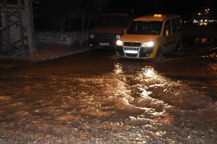 Antalya'da caddeler sular altında kaldı