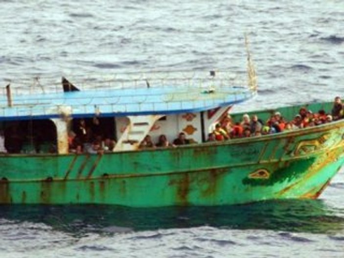 İtalya'da mülteci taşıyan tekne battı: 200 kayıp