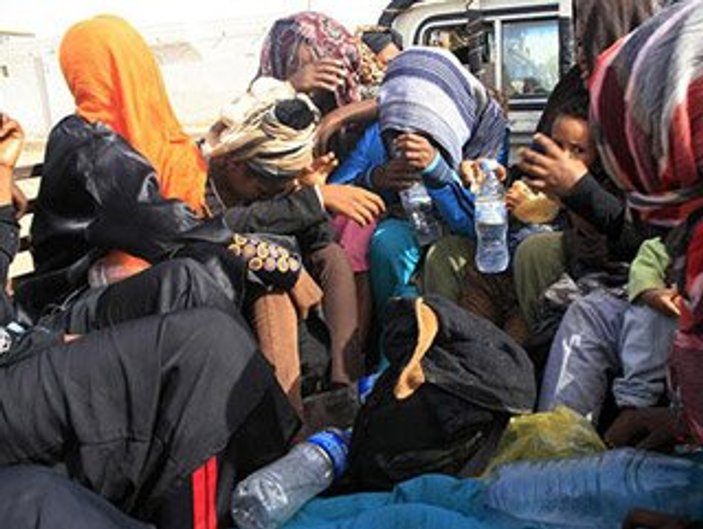 Libya'da 340 kaçak batan gemiden kurtarıldı
