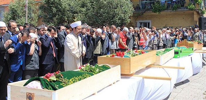 Soma'da hayatını kaybeden madenciler toprağa veriliyor