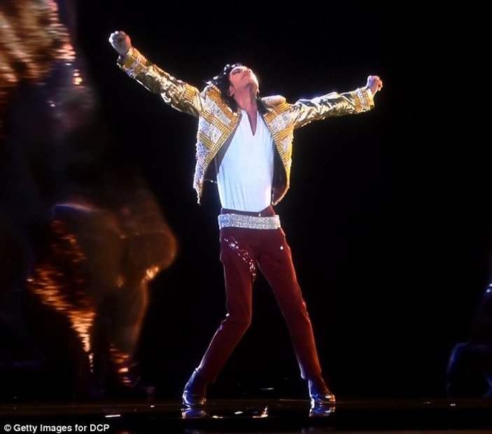 Micheal Jackson'ın hologram performansı büyüledi