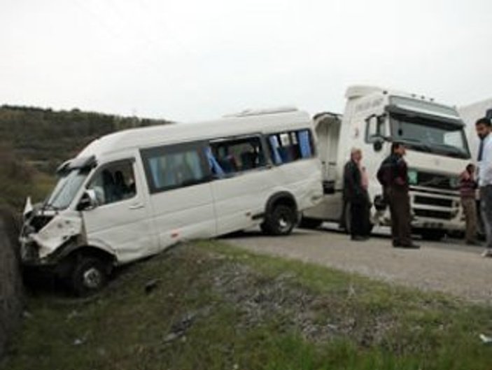 Bolu'da madencileri taşıyan minibüs tırla çarpıştı