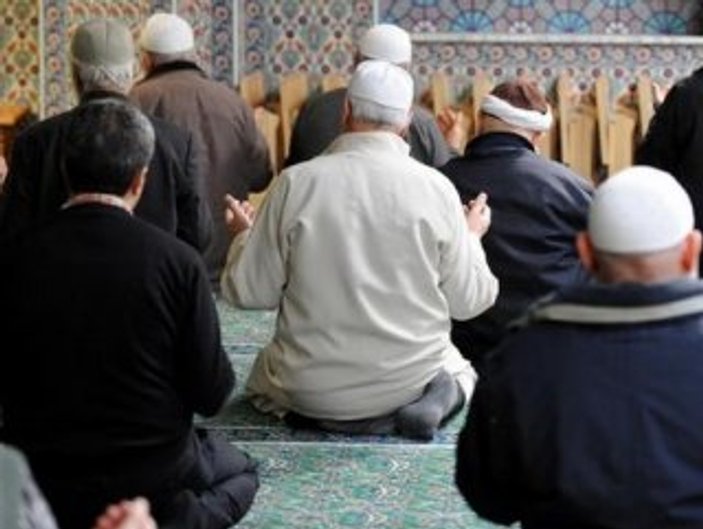 Almanya'da cuma namazına giden Müslümanlar fişlendi