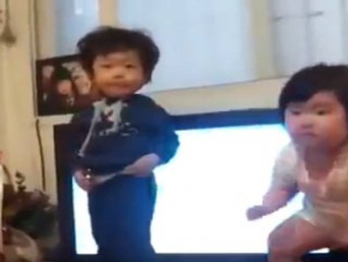 Yeni fenomen: Koreli bebeklerin dansı İZLE