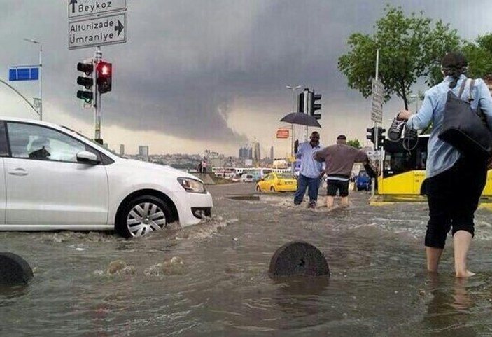 Şiddetli yağmur sonrası Üsküdar'ı su bastı