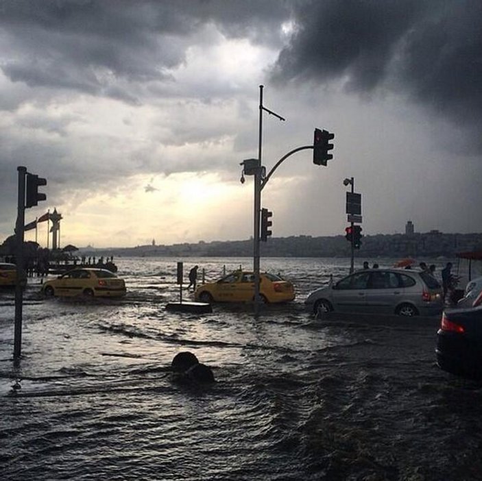 Şiddetli yağmur sonrası Üsküdar'ı su bastı