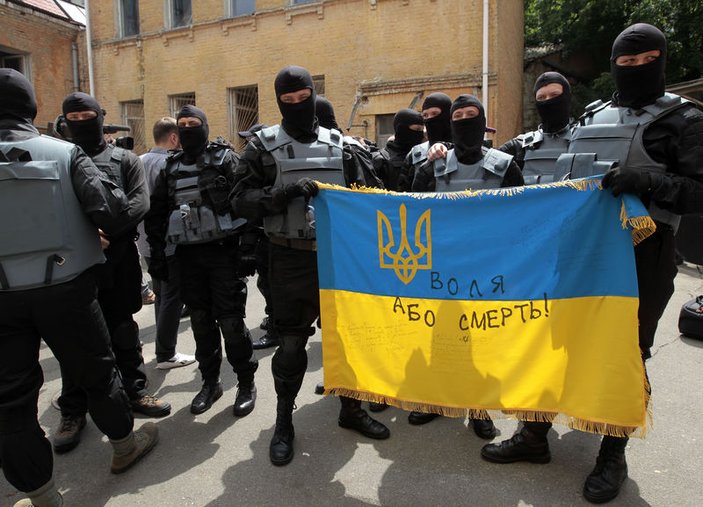Ukrayna milliyetçileri Azov taburuna katıldı