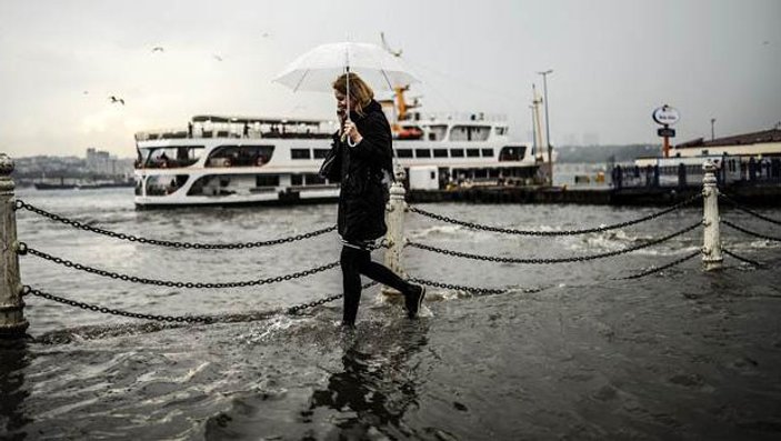 Üsküdar'da karayla denizi birleştiren yağışa açıklama