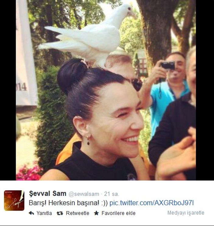 Şevval Sam'ın başına güvercin kondu