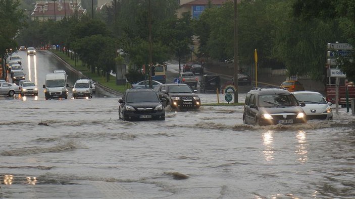 Sağanak yağış Ankara'yı etkisi altına aldı