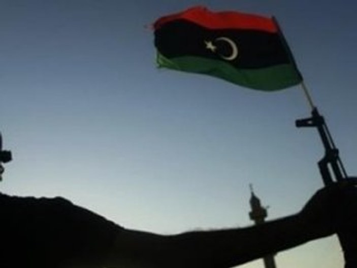 Libya'da General Hafter Bingazi'yi bombaladı