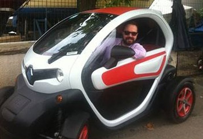 Renault Twizy evdeki prizle şarj oluyor