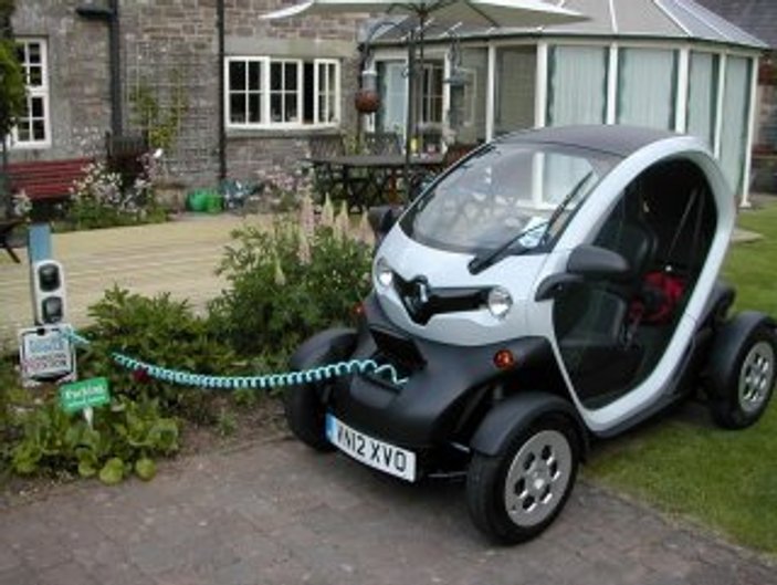 Renault Twizy evdeki prizle şarj oluyor