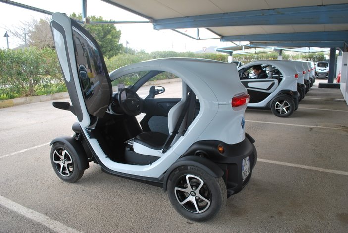 Renault Twizy evdeki prizle şarj oluyor