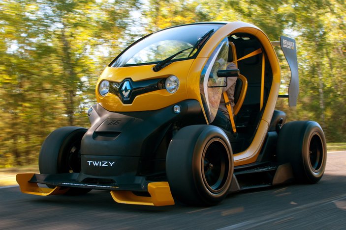 Renault Twizy evdeki prizle şarj oluyor