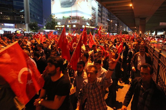 İstanbul'da Bayrağa Saygı yürüyüşü