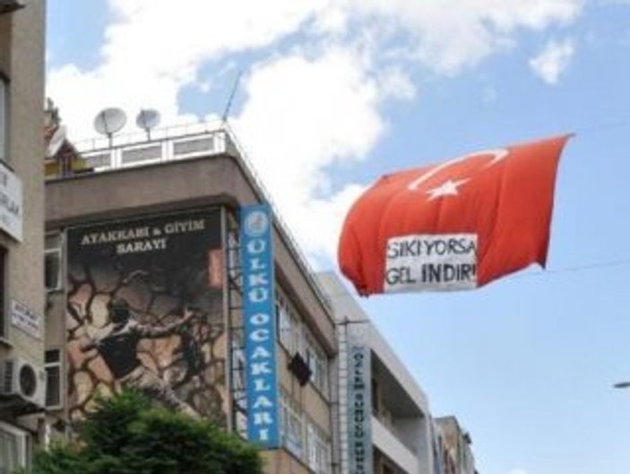 Kırıkkale'de Ülkü Ocakları caddeye Türk Bayrağı astı