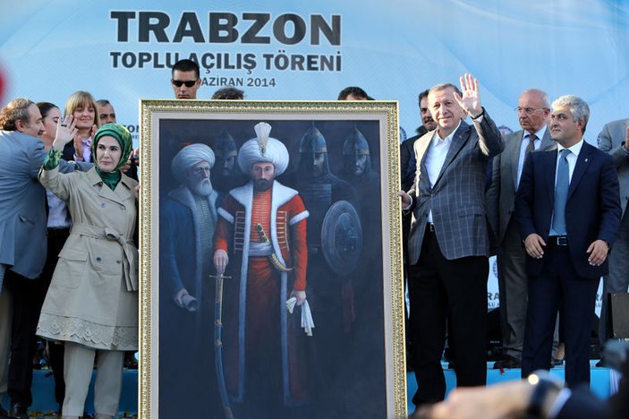 Erdoğan'a padişah portresi hediye edildi