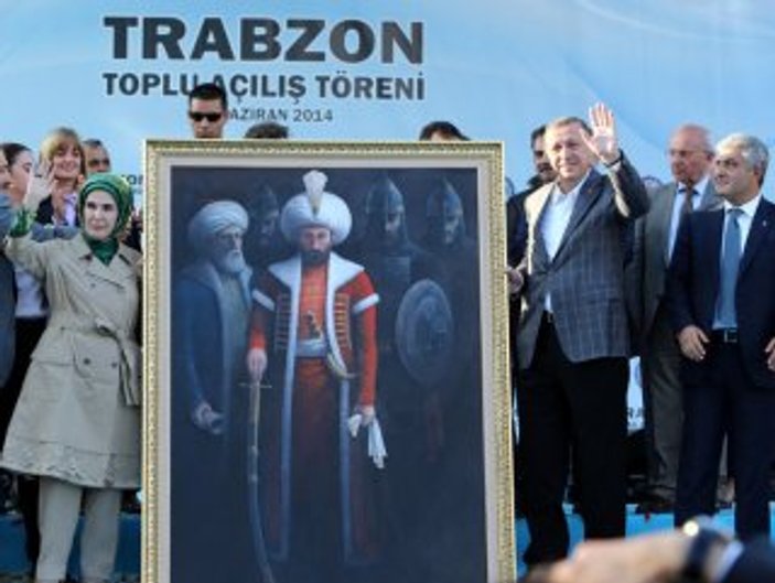 Erdoğan'a padişah portresi hediye edildi