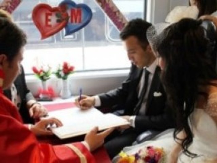 Eskişehir Hızlı Treni'nde nikah kıyıldı