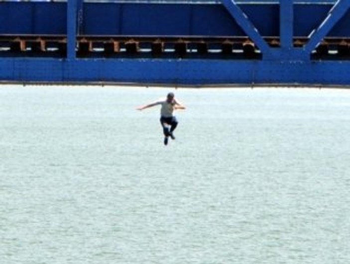 Adana'da bir genç Seyhan Nehri'nde intihara kalkıştı