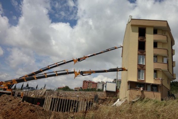 Gebze'de 5 katlı binayı vinç tutuyor İZLE