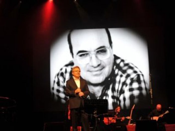 Zülfü Livaneli Harbiye'de yağmura rağmen konser verdi İZLE