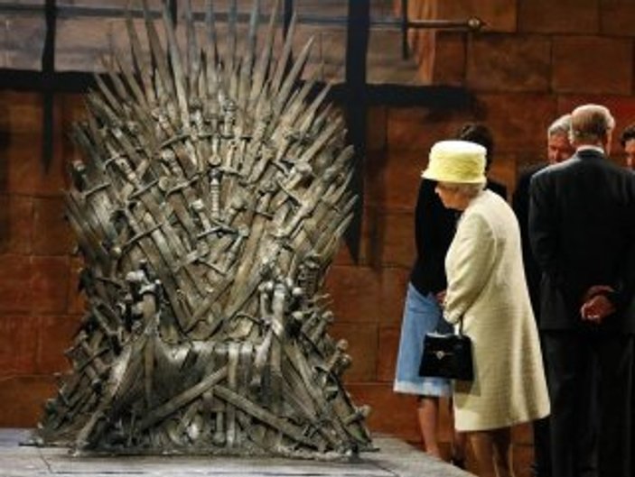 Kraliçe Elizabeth Game of Thrones setinde