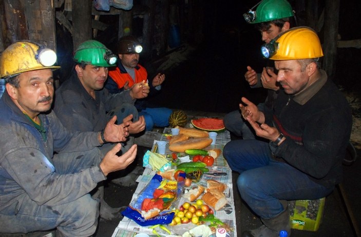 Zonguldak'ta madenciler ilk sahurunu yerin altında yaptı İZLE