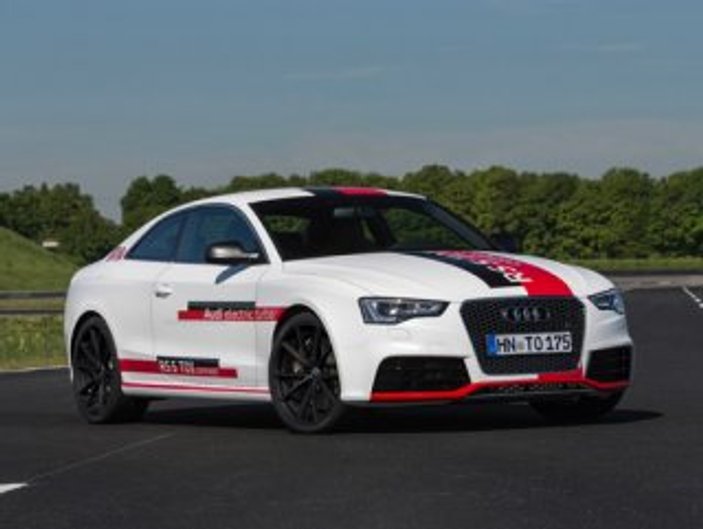 Audi RS5 100 kilometreye 4 saniyede çıkıyor