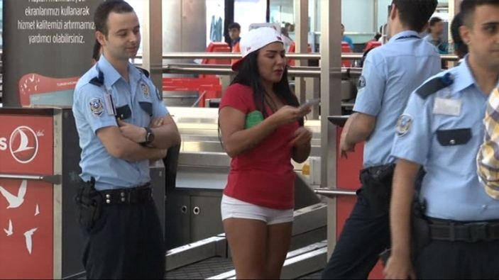 İki kadın Atatürk Havalimanı'nı birbirine kattı İZLE