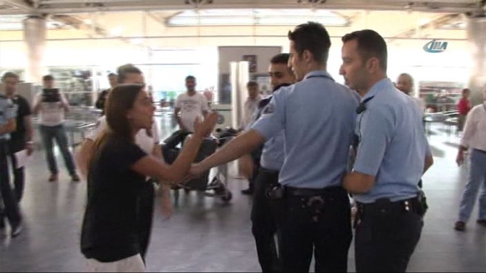İki kadın Atatürk Havalimanı'nı birbirine kattı İZLE