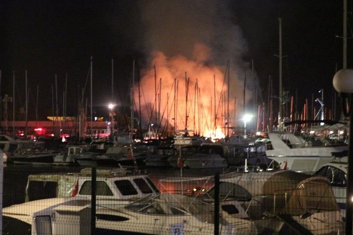 Kadıköy Yat Limanı'nda yangın