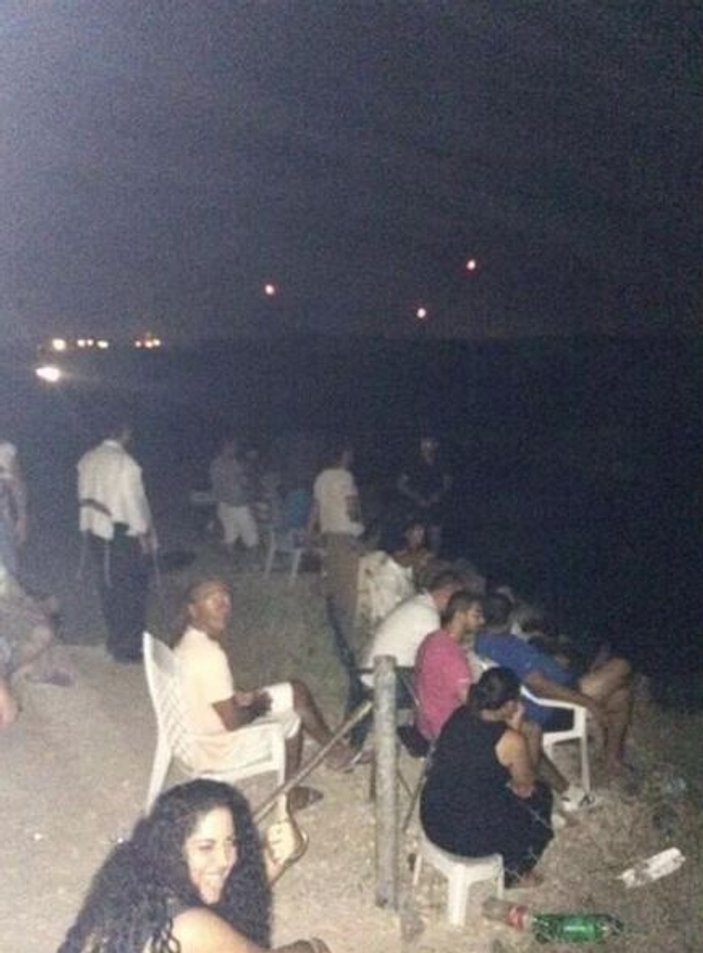 İsrailliler Gazze'nin bombalanışını alkışlarla izledi
