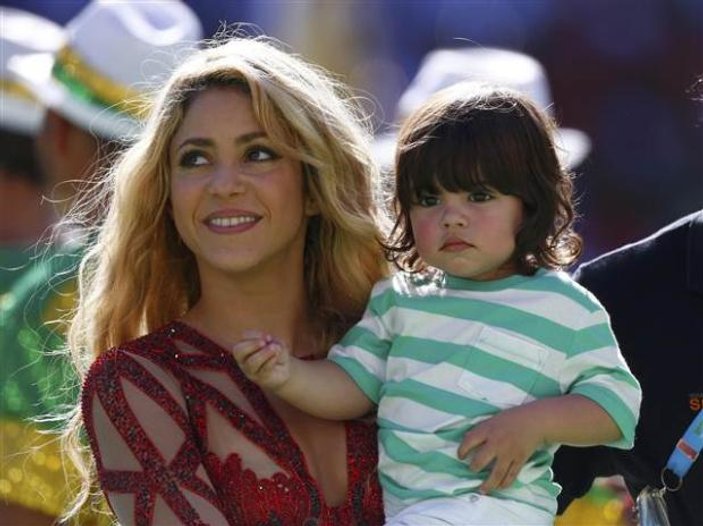 Shakira sahneye oğlu Milan'la çıktı