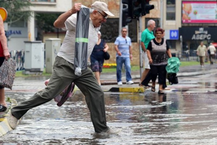 Makedonya'da kuvvetli yağış hayatı felç etti