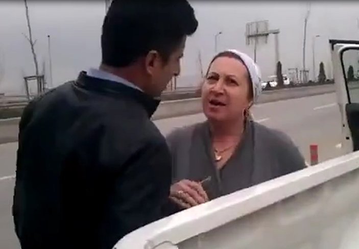 Trafikte sinirlenen kadın sürücü minibüsün önünü kesti İZLE
