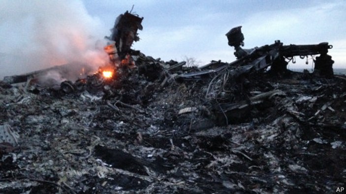 Ukrayna'da düşen Malezya uçağından ilk görüntüler
