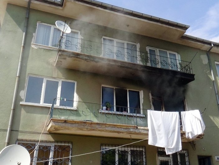 Aksaray'da çıkan yangında bir aile mahsur kaldı